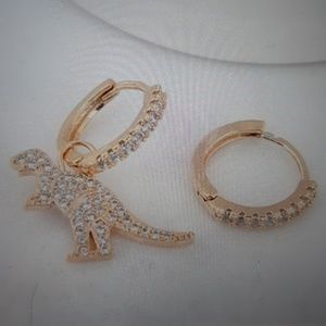 🆕EARRING DINOSAUR  ASYMMETRIC DESIGN GOLDEN